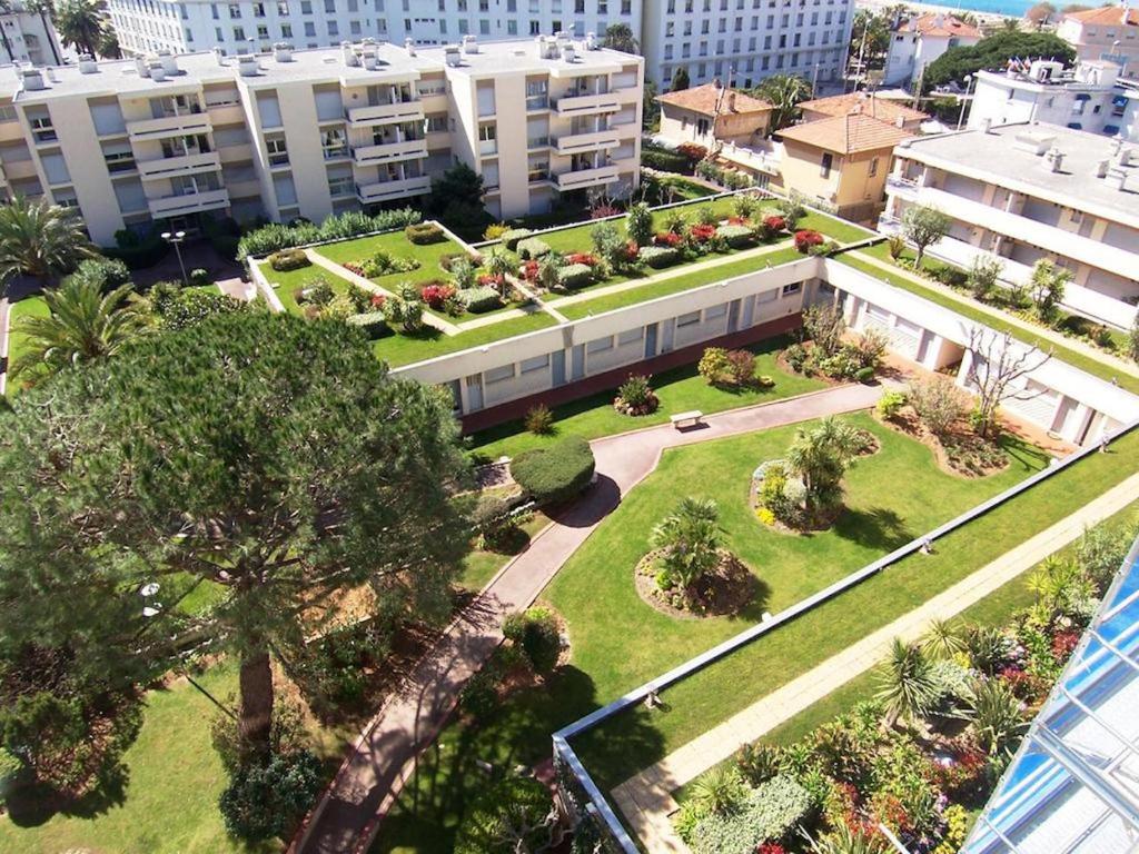 una vista aérea de un parque en una ciudad en #PACAGROOM# Studio Alexandre III en Cannes