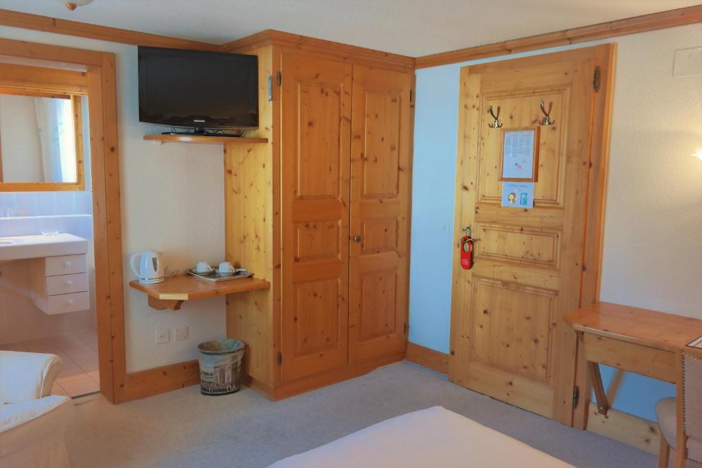 Postel nebo postele na pokoji v ubytování Hôtel Ecureuil Villars