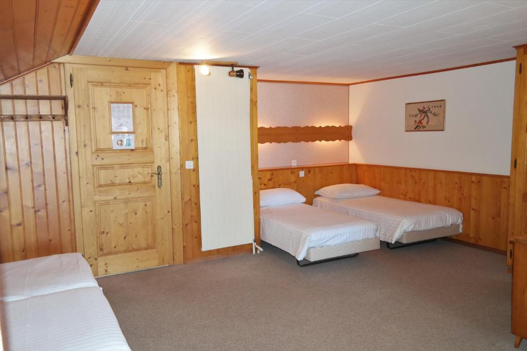 Postel nebo postele na pokoji v ubytování Hôtel Ecureuil Villars