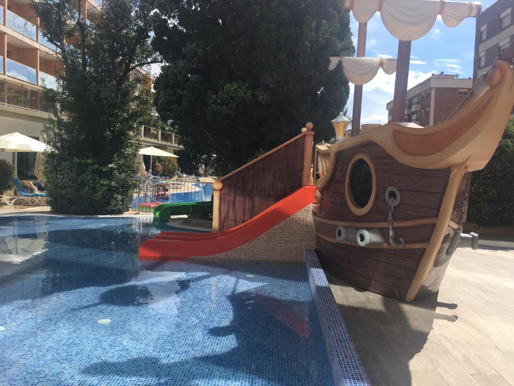 Bazén v ubytování Hotel Bon Repos nebo v jeho okolí