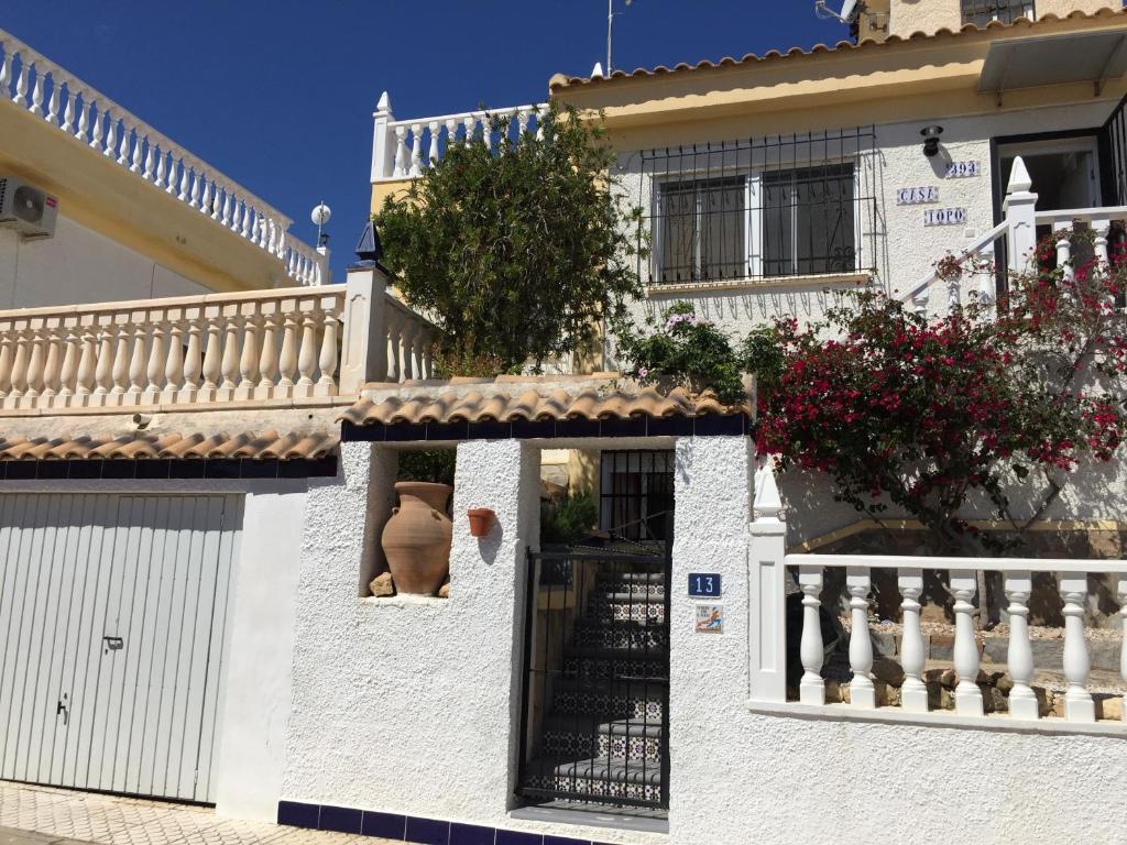 Calle Sierra de Monserrat N°13 - отзывы и видео