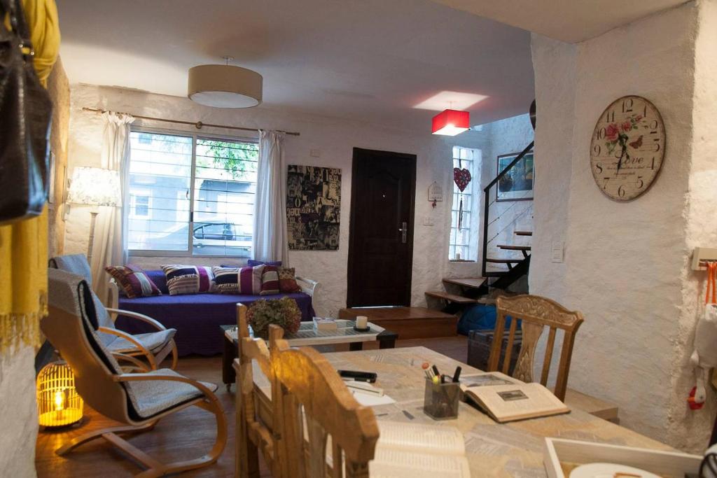 a living room with a table and a couch at Excelente ubicación. Casa de diseño vintage in Montevideo