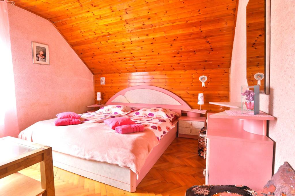 Postel nebo postele na pokoji v ubytování Bovec Holiday House