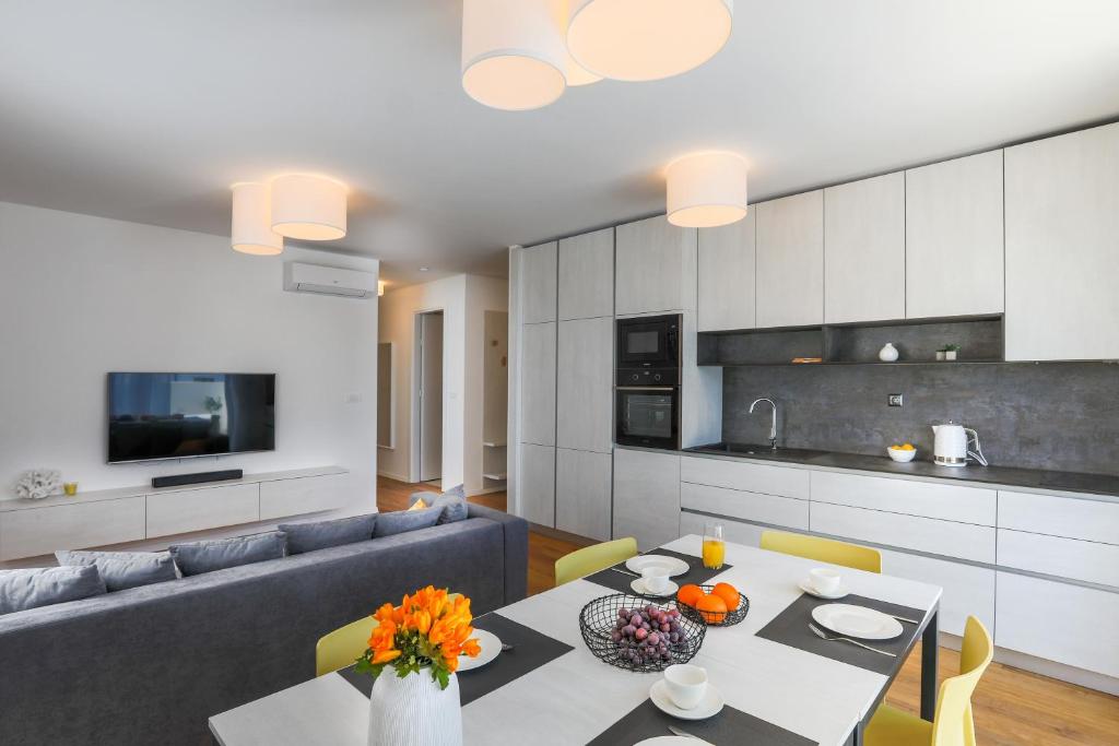 Kuchyňa alebo kuchynka v ubytovaní Luxury Apartment La Mer