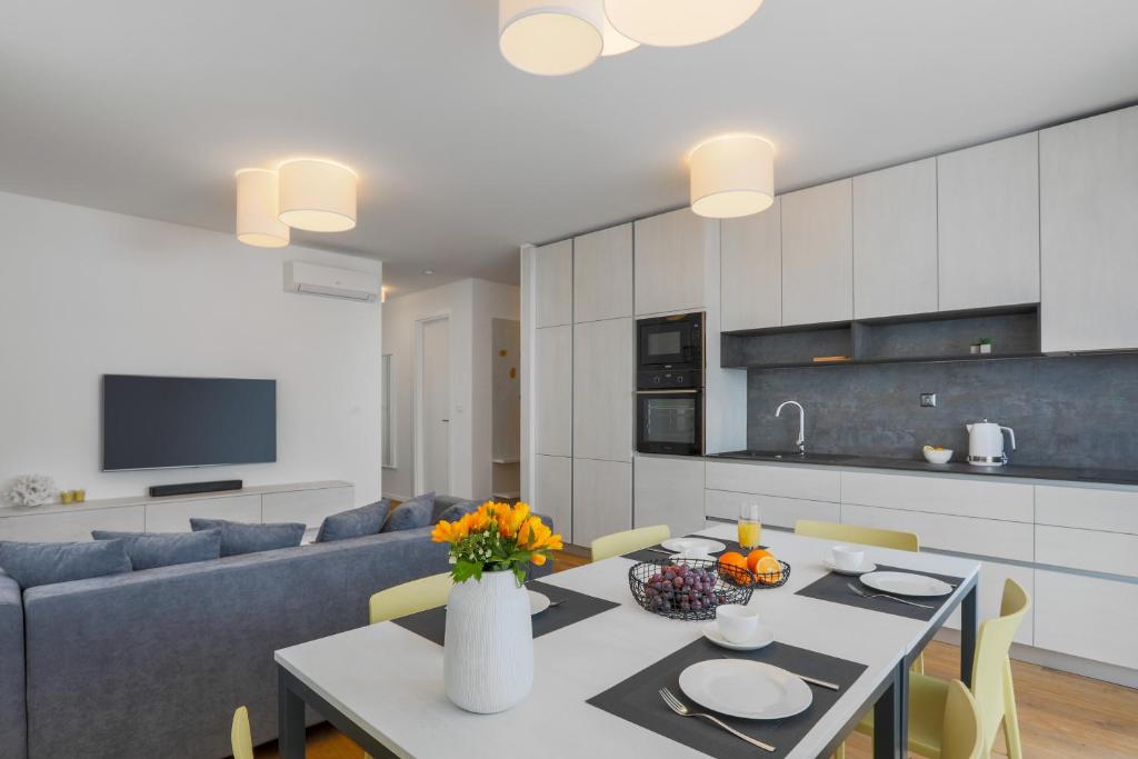 Kuchyňa alebo kuchynka v ubytovaní Luxury Apartment La Mer