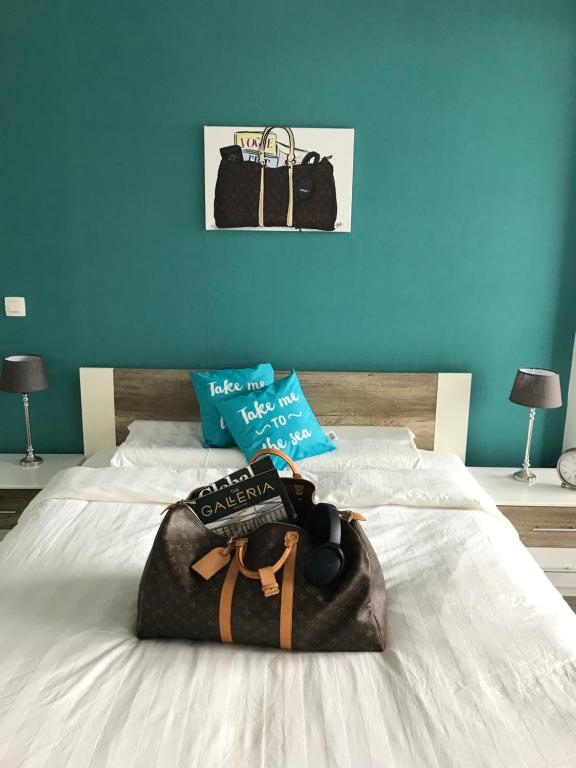een zak op een bed bij Crystal residence - Pool & Beach in Oostende