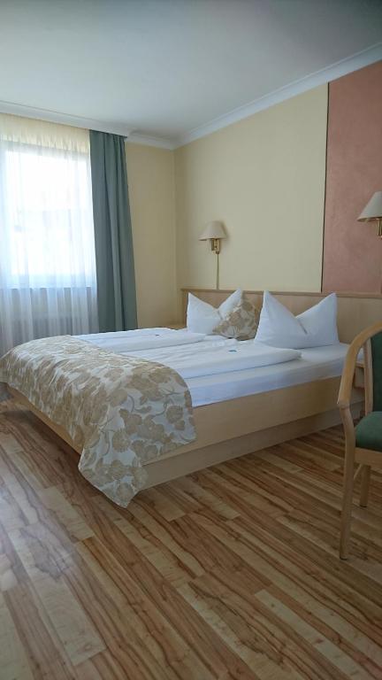 Postel nebo postele na pokoji v ubytování Traditionsgasthof Grüner Baum