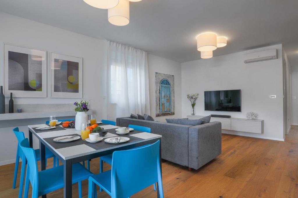 Televízia a/alebo spoločenská miestnosť v ubytovaní Luxury Apartment La Mer