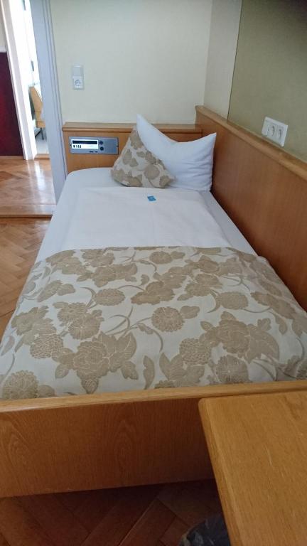 Postel nebo postele na pokoji v ubytování Traditionsgasthof Grüner Baum