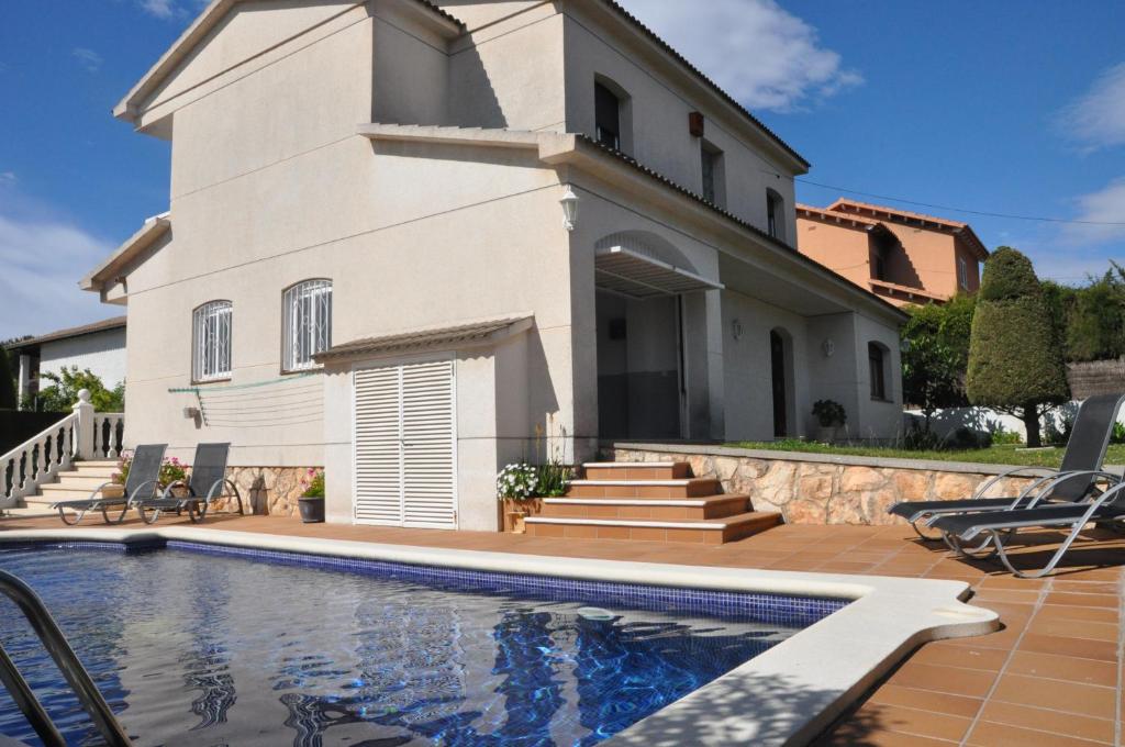 巴拉輪的住宿－Tenis Roda de Bara，房屋前有游泳池的房子