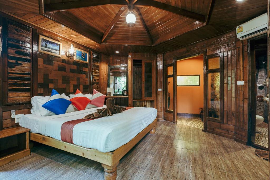 Postel nebo postele na pokoji v ubytování Phu Pha Aonang Resort & Spa