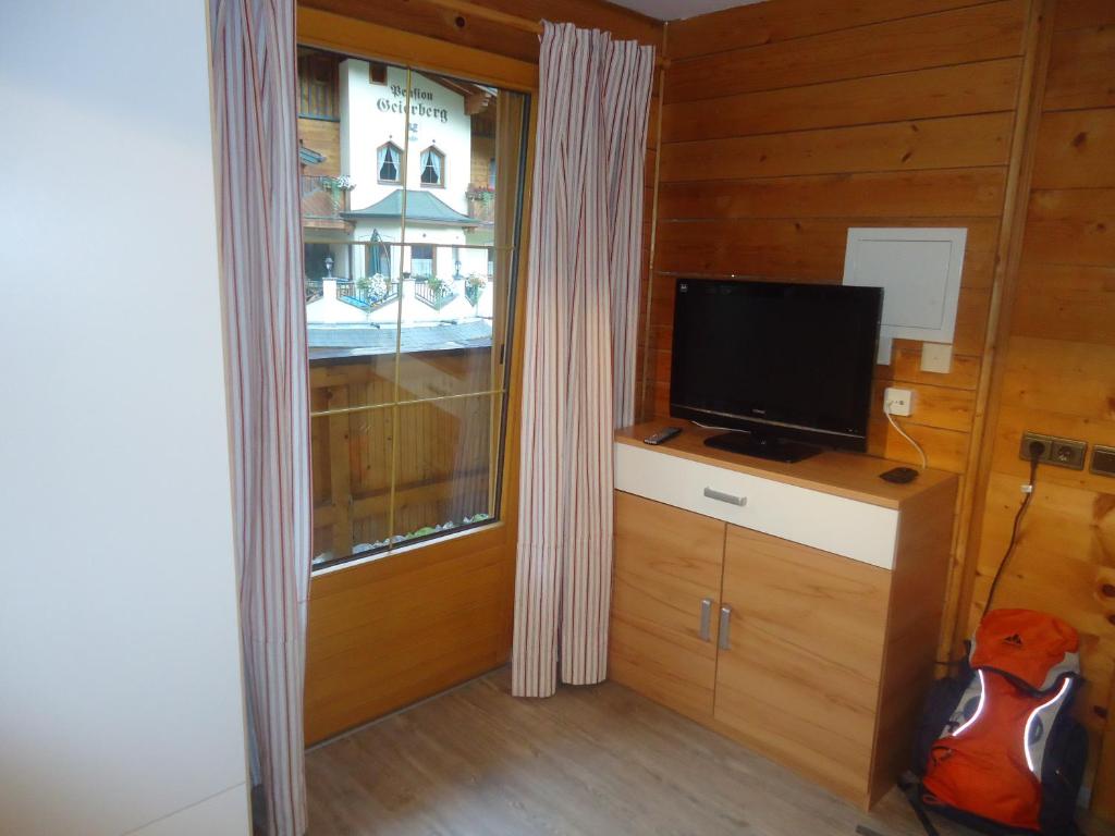 TV a/nebo společenská místnost v ubytování Landhaus Bergzeit