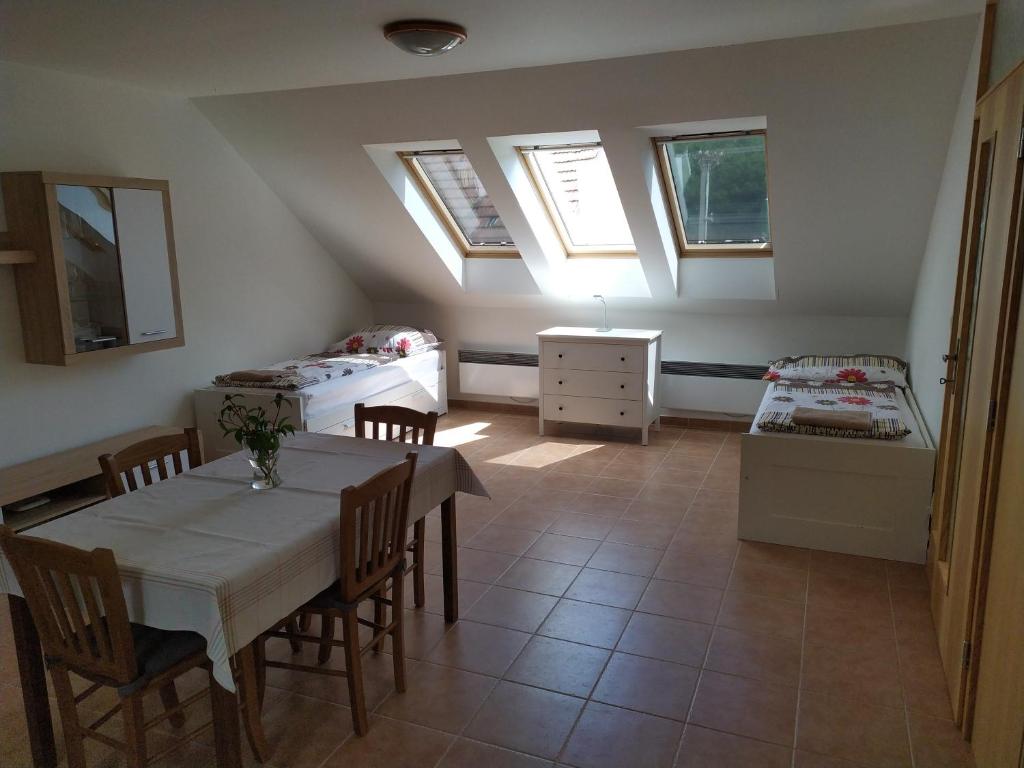 a room with a dining table and two beds at Apartment Koprivovi in Němčičky
