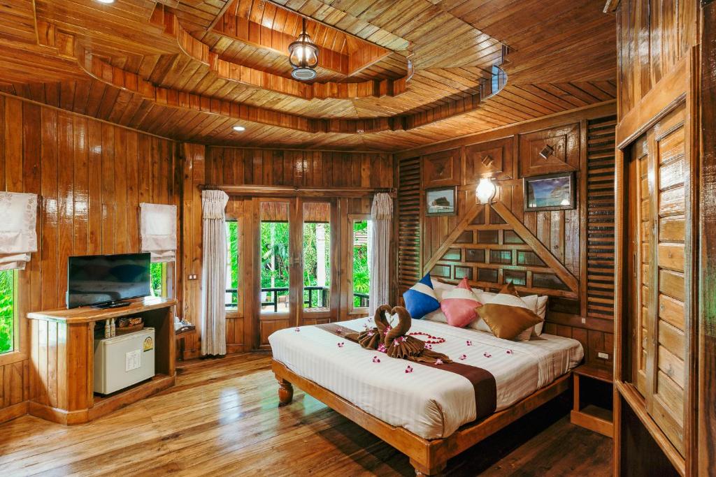 1 dormitorio con 1 cama grande y techo de madera en Phu Pha Aonang Resort & Spa, en Ao Nang Beach