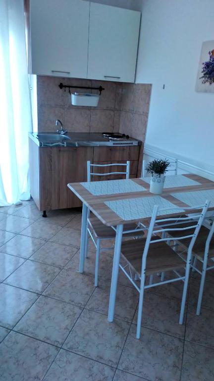 Kuchyňa alebo kuchynka v ubytovaní Apartments Jurić - Zablaće
