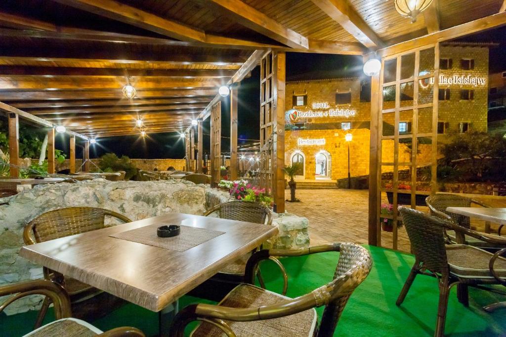 Hotel Kulla e Balshajve tesisinde bir restoran veya yemek mekanı