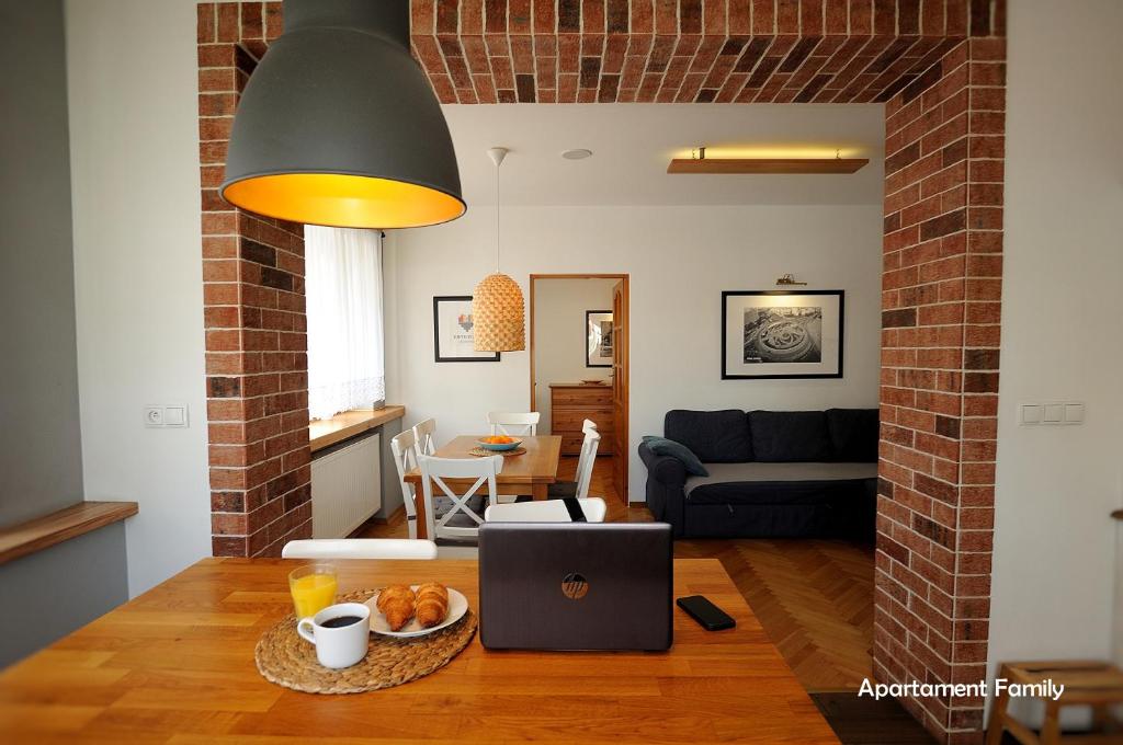 卡托維茲的住宿－Biały Dom - 2 Bedrooms，客厅配有带笔记本电脑的桌子