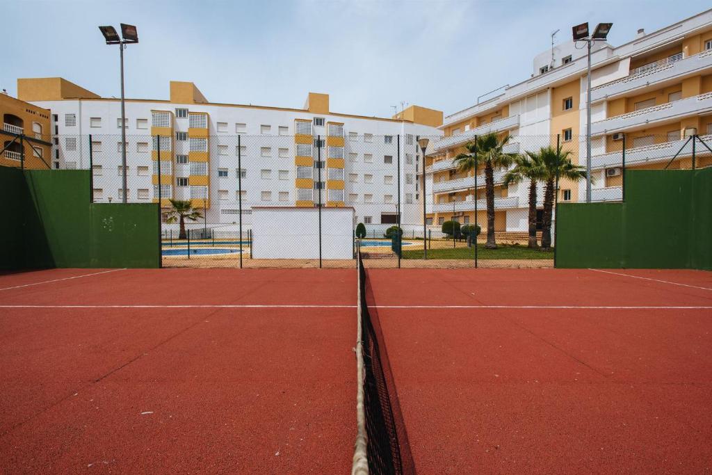 Tenis alebo squash v ubytovaní Playa del Cantil, 3 bedrooms and 2 free parking alebo jeho okolí