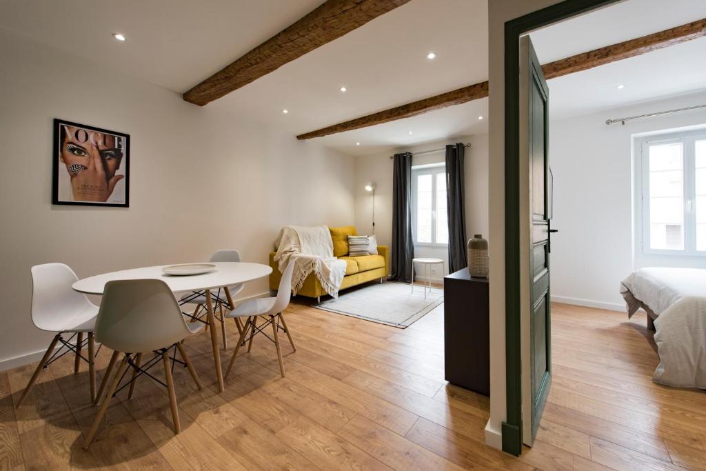 Posezení v ubytování APPARTEMENT 2 NEUF sur le port à coté de la plage