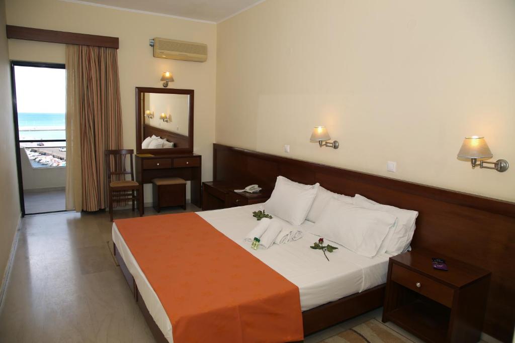 Postel nebo postele na pokoji v ubytování Elysee Hotel