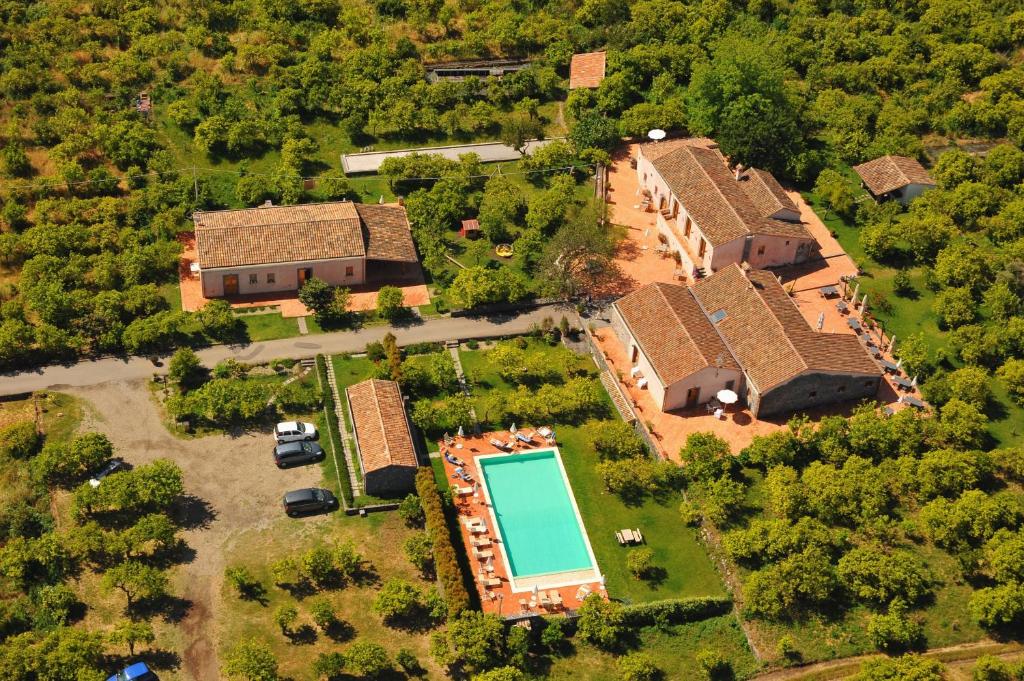 una vista aérea de una casa con piscina en Galea Farm House, en Riposto