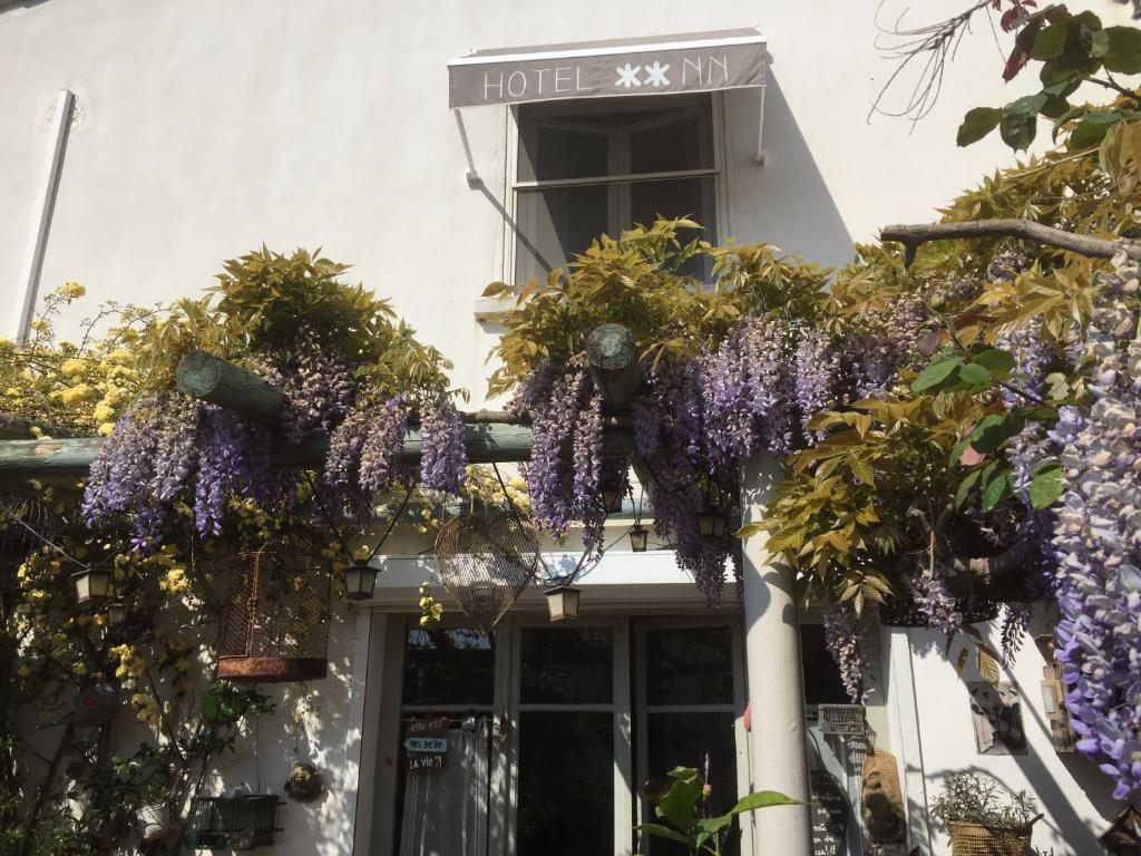a bunch of wisteria hanging over the front of a house at Hotel Le Méditérranée in Saintes-Maries-de-la-Mer