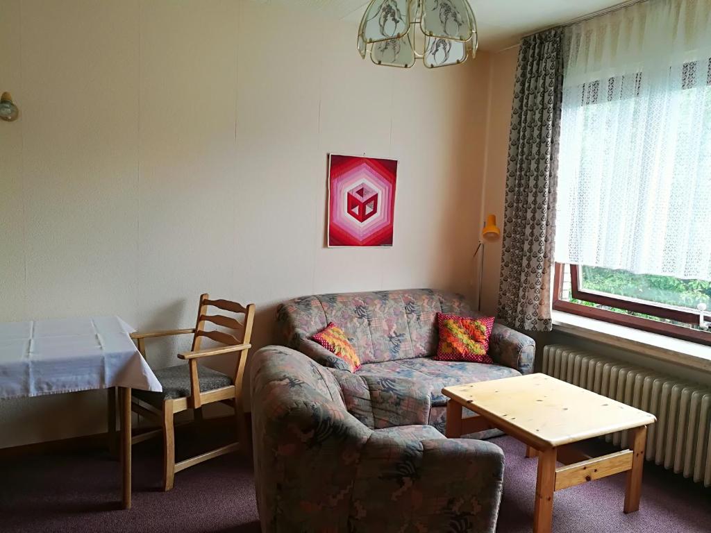 sala de estar con sofá y mesa en Ferienwohnung Harms 2, en Hitzacker