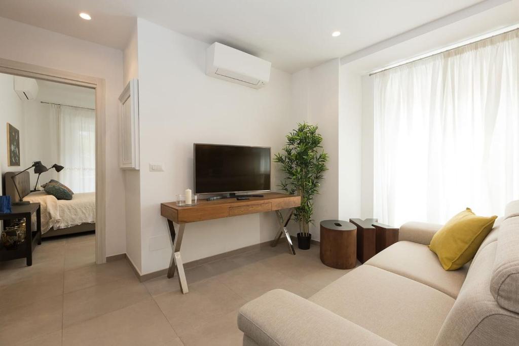 a living room with a couch and a television on a table at Lovely New Apartament, Viale Trastevere in Rome