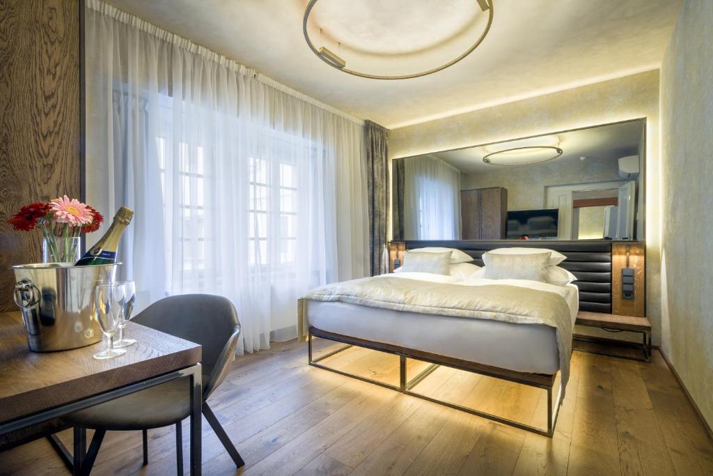 Postel nebo postele na pokoji v ubytování Hotel Waldstein
