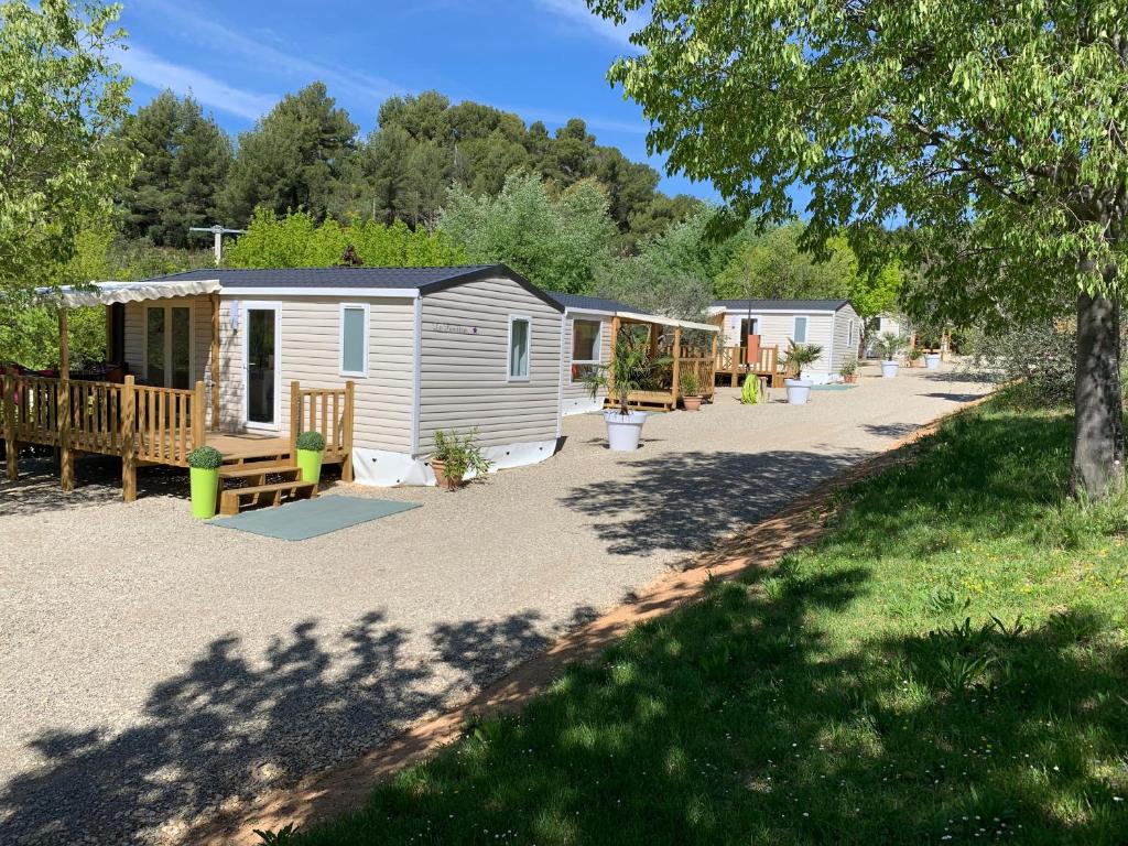 un groupe de mobile homes dans un parc dans l'établissement Camping Manaysse, à Moustiers-Sainte-Marie