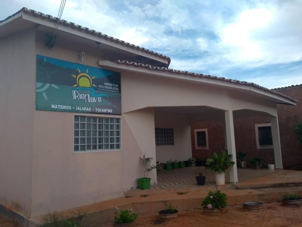 un bâtiment avec un panneau sur son côté dans l'établissement Pousada Rio Novo Jalapão, à Mateiros
