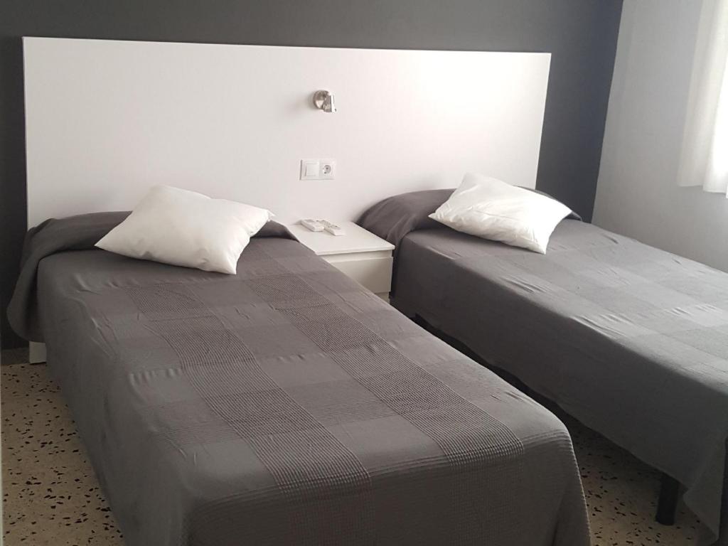 Кровать или кровати в номере Hostal Can Joanet