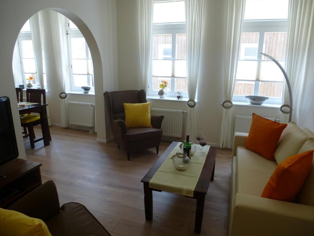 - un salon avec un canapé et une table basse dans l'établissement Ferienwohnungen Braun Goslar, à Goslar
