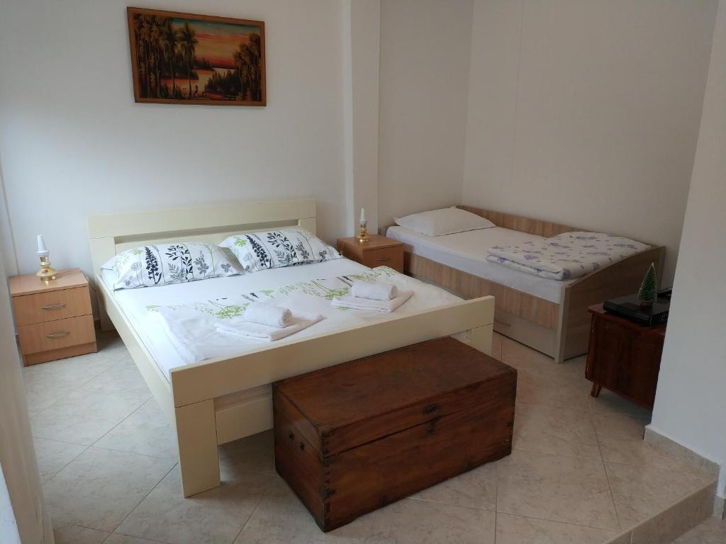 1 dormitorio con 2 camas y caja de madera en Apartment Monika en Kotor