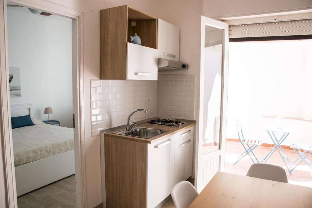 Kuchyňa alebo kuchynka v ubytovaní Casa Vacanze Mondello Mare Piscina ALBAMAOR