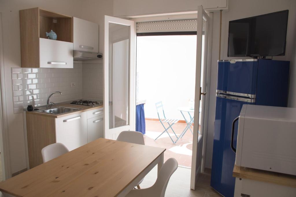 Kuchyňa alebo kuchynka v ubytovaní Casa Vacanze Mondello Mare Piscina ALBAMAOR