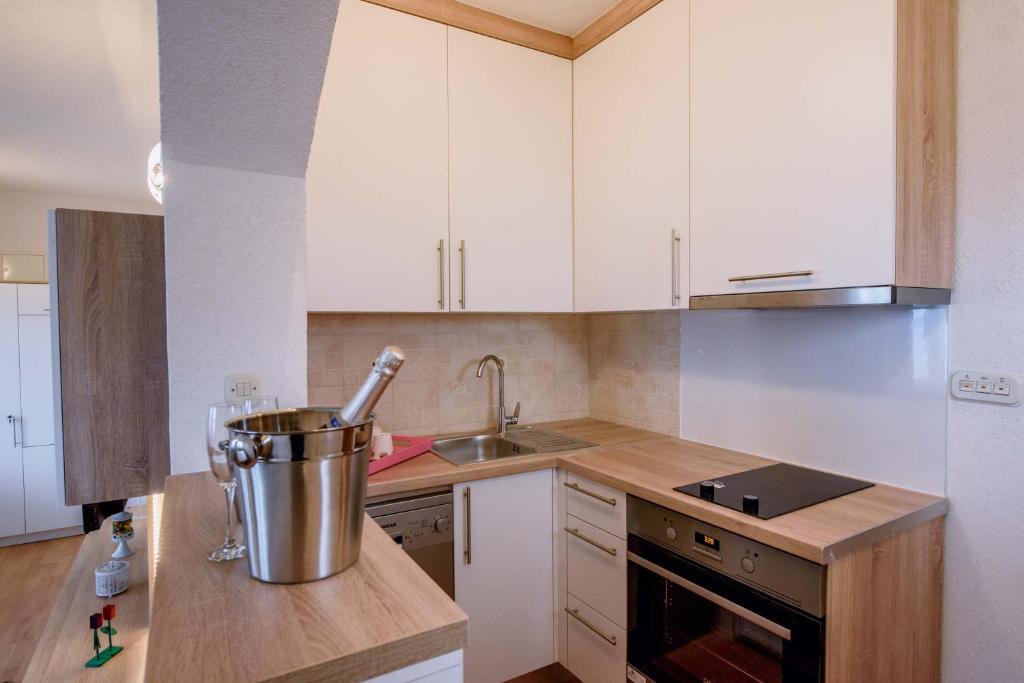 Kuchyň nebo kuchyňský kout v ubytování Apartman Sea view