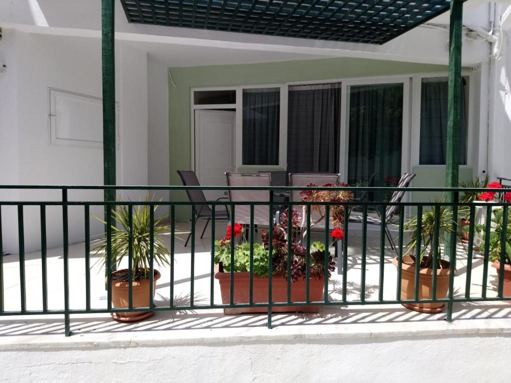 Balkón nebo terasa v ubytování JK's GUESTHOUSE KARDAMAINA