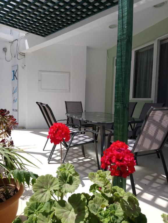 Patio nebo venkovní prostory v ubytování JK's GUESTHOUSE KARDAMAINA