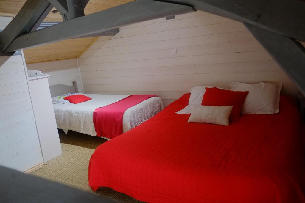 Postel nebo postele na pokoji v ubytování Gîte Tour du Rocher