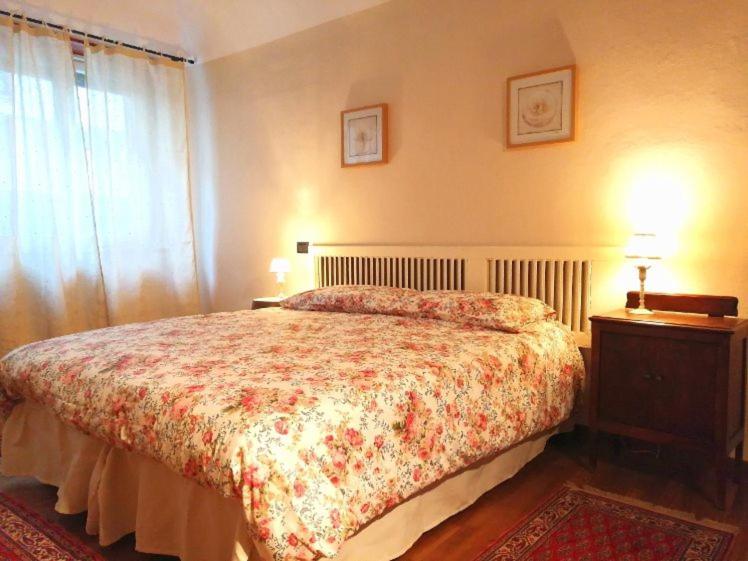 a bedroom with a bed with a floral bedspread at Pane&Burro in Vercelli