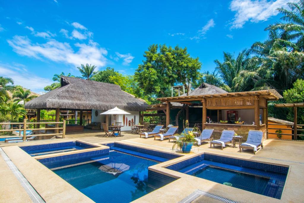 A piscina localizada em Pousada Vila do Dengo ou nos arredores