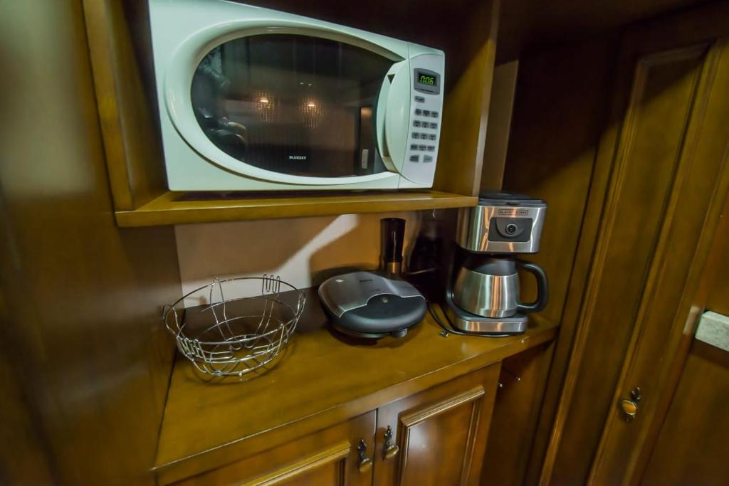 Příslušenství pro přípravu čaje a kávy v ubytování Flat no Hotel Wish Serrano Resort