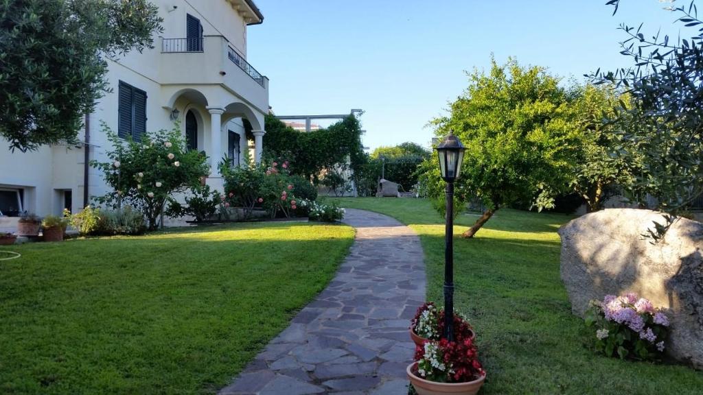 ein Haus mit Straßenlicht im Gras in der Unterkunft Villa Luce B&B in Olbia