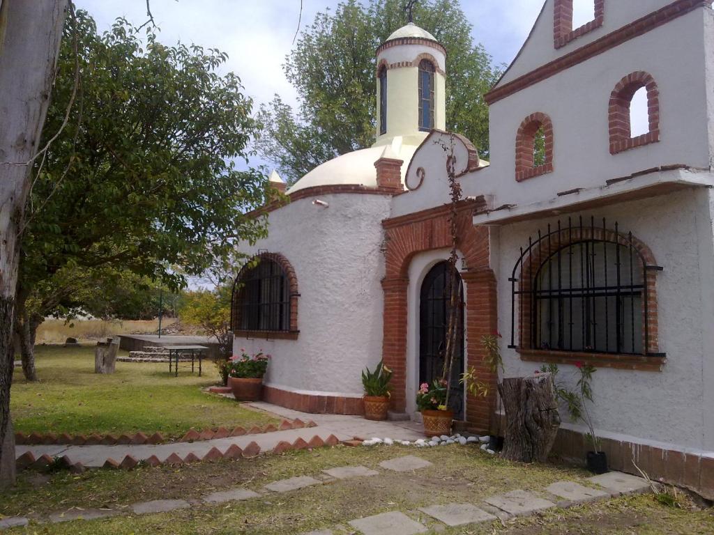 um edifício antigo com uma torre e uma igreja em VILLA COLONIAL em Tequisquiapan