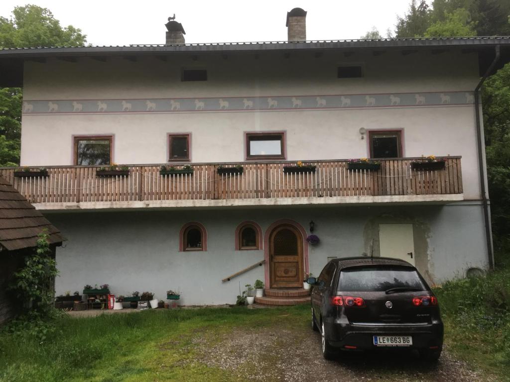 um carro estacionado em frente a uma casa em Privatzimmer Wagner em Leoben