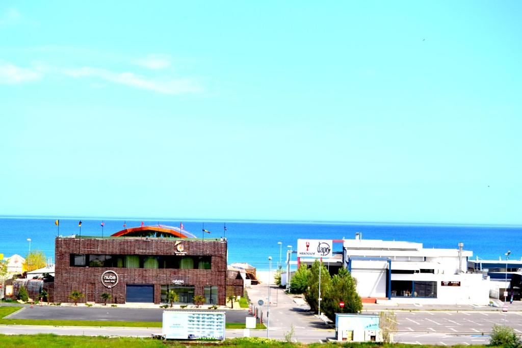 瑪美亞的住宿－Summerland Sea & Lake，海滩上的建筑,以海洋为背景