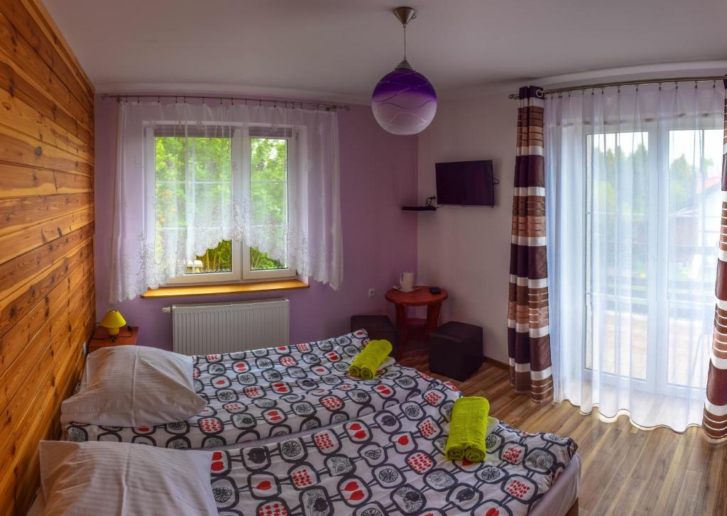 1 dormitorio con cama y ventana en B&B Villa Varmia, en Frombork