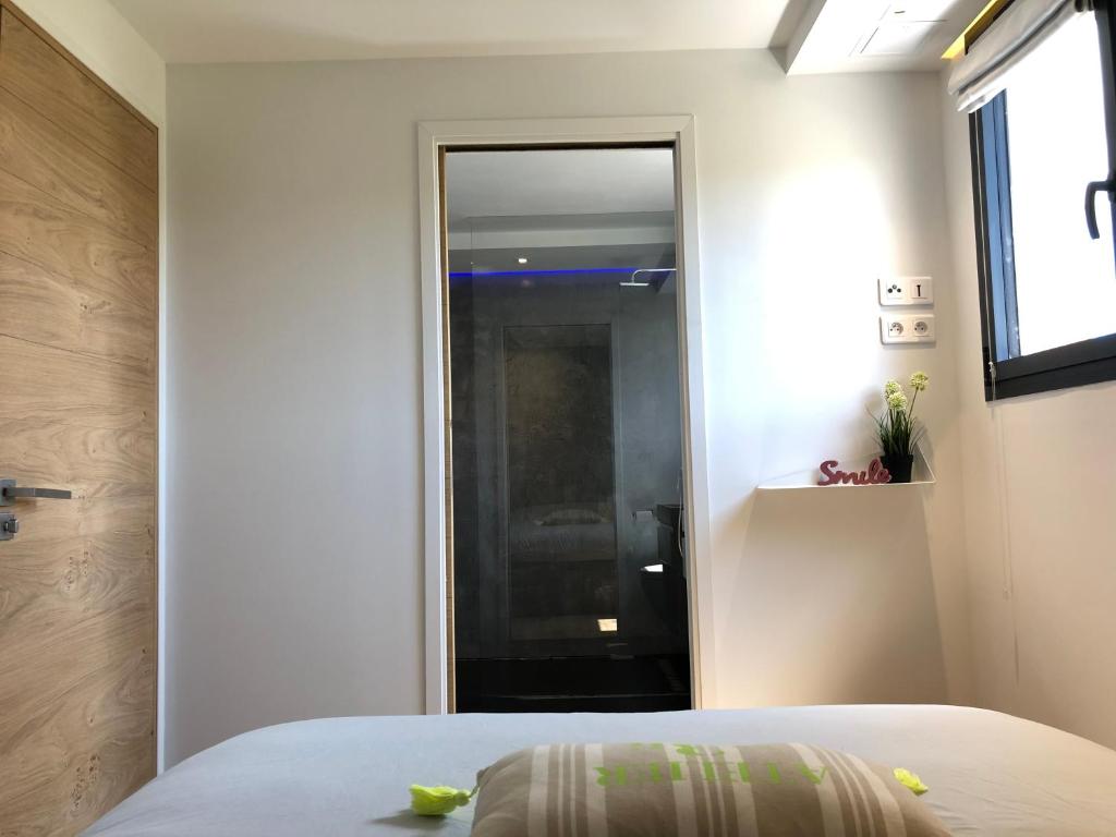 Postel nebo postele na pokoji v ubytování Appartement climatisé refait à neuf - VUE MER Saint-Tropez - Piscine- 50m plage