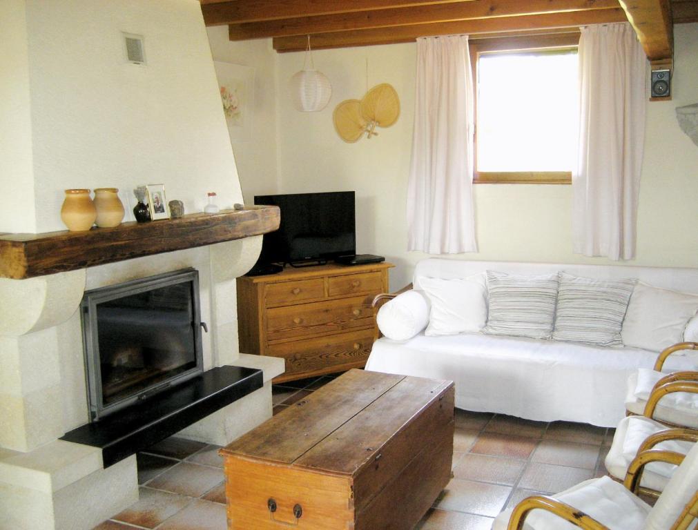 a living room with a couch and a fireplace at Le Cers in Ribaute